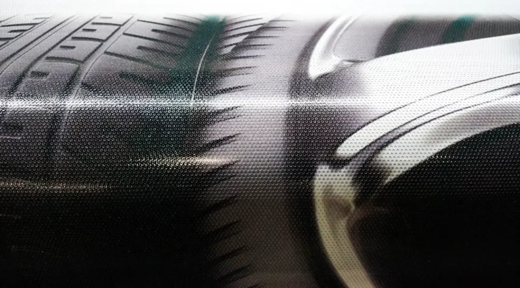 Ультрафиолетовая печать на самоклеящейся перфоривованной пленке One Way Vision