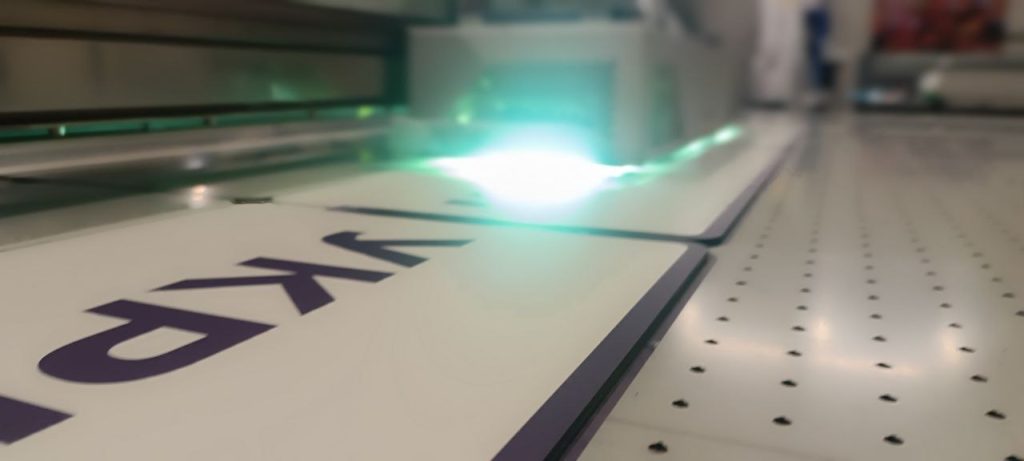 УФ фотодрук білим кольором на ПВХ