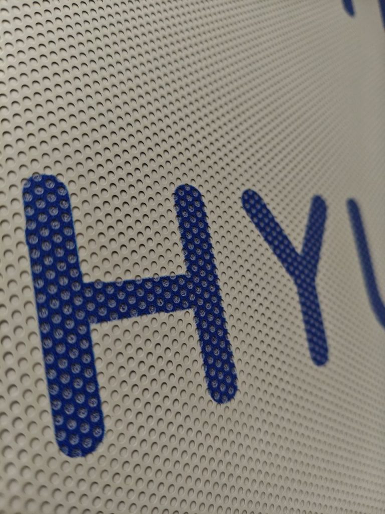 УФ-друк на самоклеючій перфорованій плівці One Way Vision