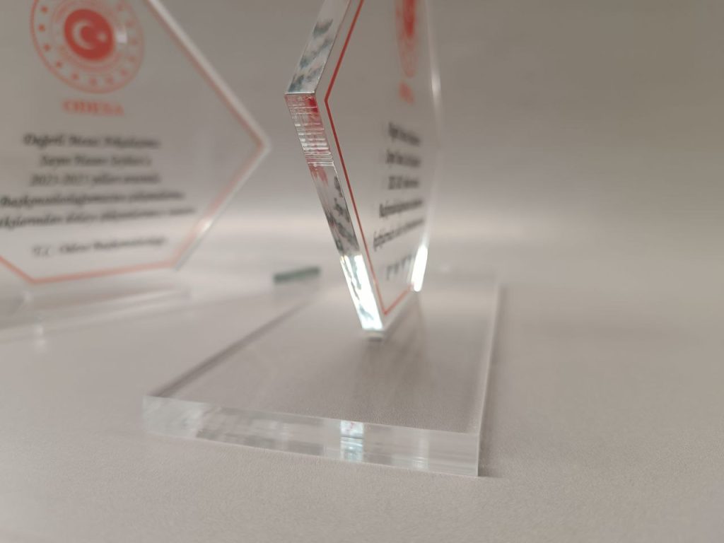 Лазерна порізка акрилу 6мм