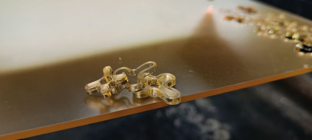 Лазерна порізка дзеркального акрилу 3мм