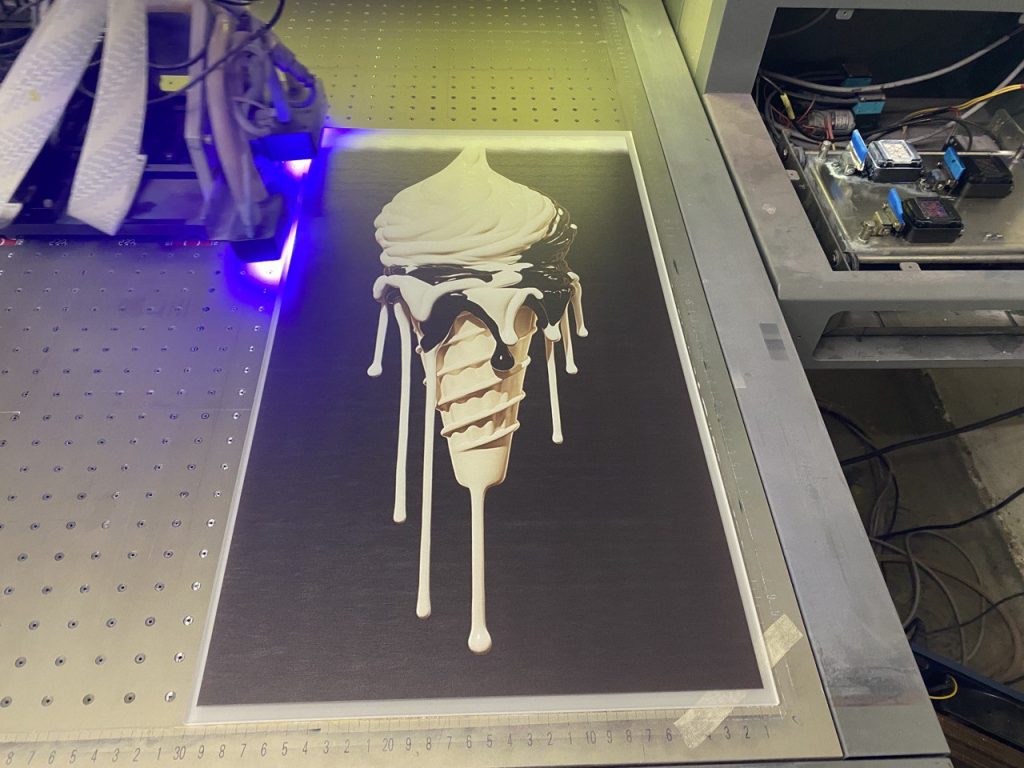 УФ фотодрук повнокольоровий з білим кольором на полістиролі