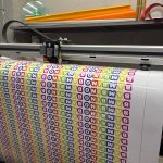 Плоттерная порезка запечатанной самоклеящейся пленки