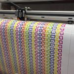 Плотерна порізка друкованної самоклеючої плівки