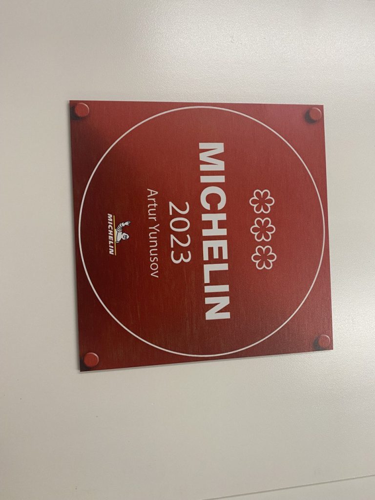 УФ фотодрук білим кольором на вашому матеріалі