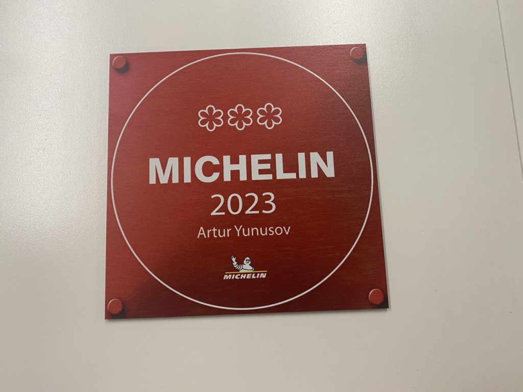 УФ фотопечать белым цветом на вашем материале