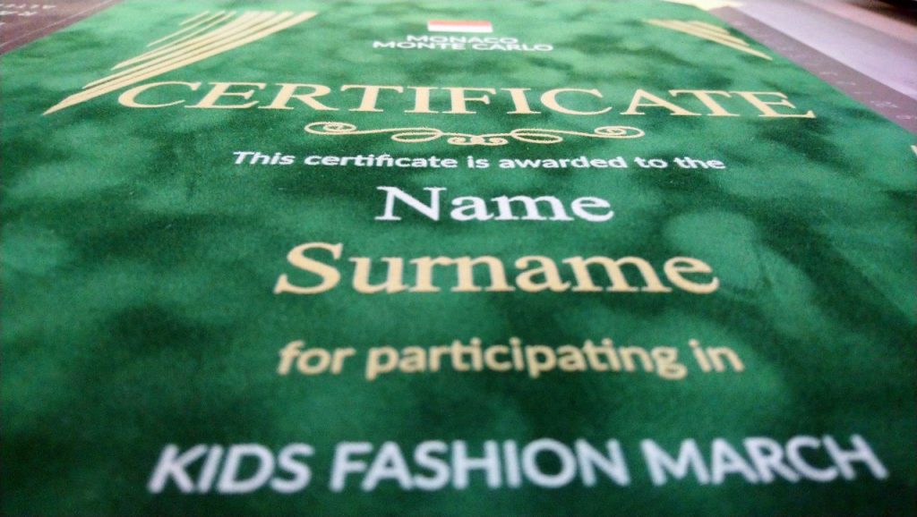 УФ повнокольоровий фотодрук з білим кольором на вашому матеріалі