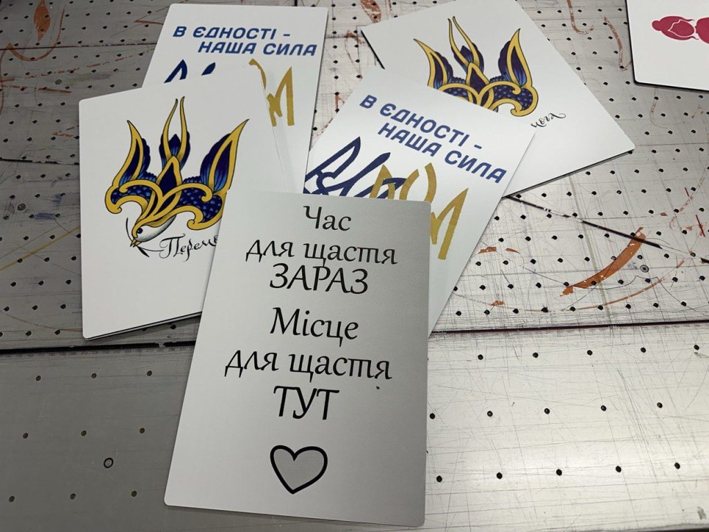 УФ фотодрук повнокольоровий з білим кольором на АКП