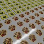 Плотерна порізка друкованної самоклеючої плівки