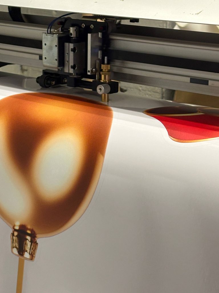 Плотерна порізка друкованної самоклеючої плівки