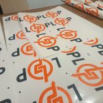 Плотерна порізка друкованної самоклеючої плівки