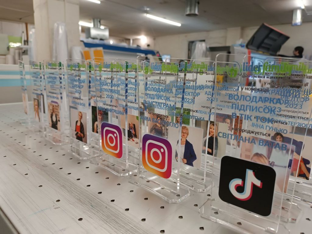 УФ фотодрук повнокольоровий з білим кольором на акрилі