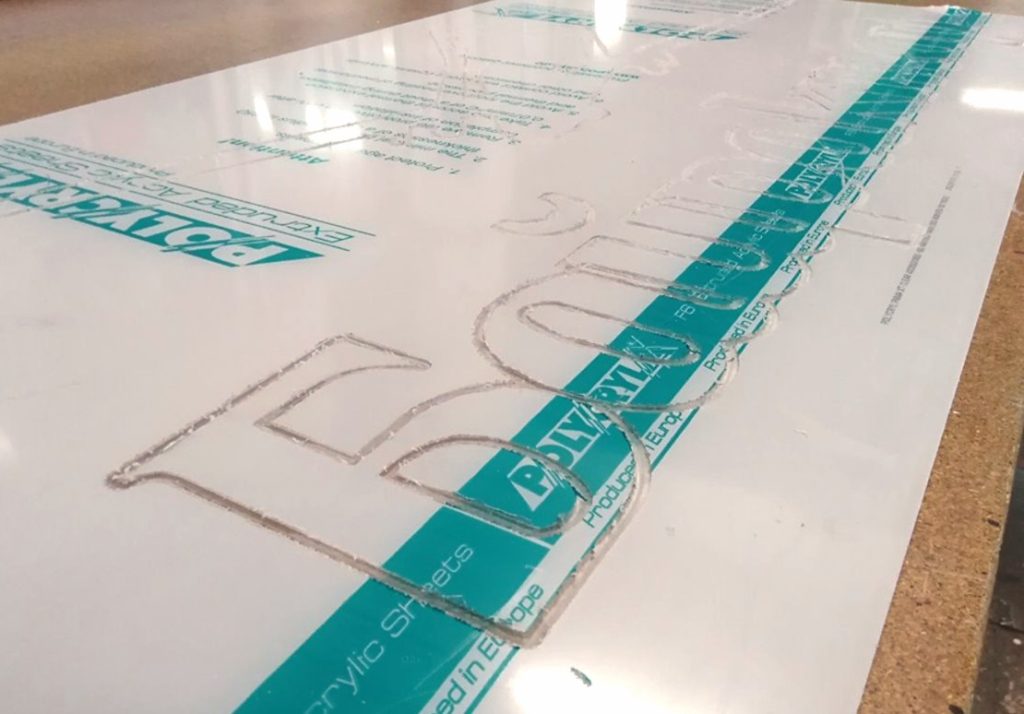 Гравірування V-паз 2мм на акрилі