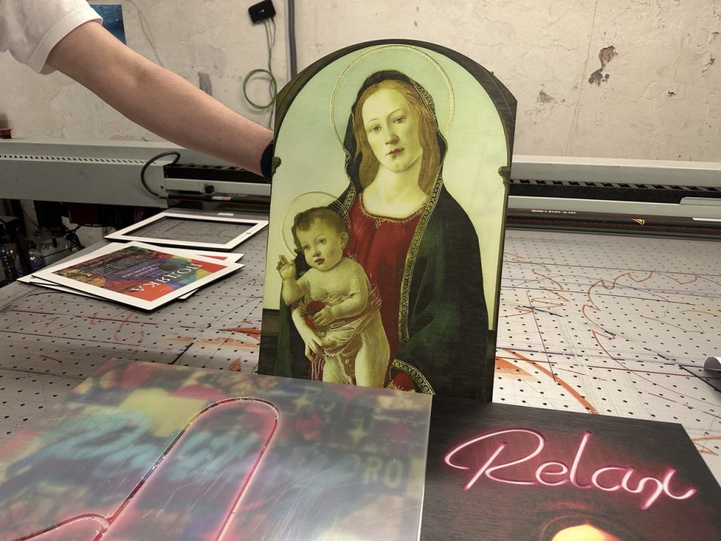 Гравірування V-паз 2.5мм на акрилі